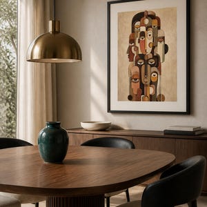 Pu&ograve; includere: Una stampa d'arte incorniciata che presenta una disposizione verticale di volti astratti e stilizzati in tonalit&agrave; marrone, beige e crema. L'opera &egrave; racchiusa in una sottile cornice nera ed esposta su una parete neutra sopra una credenza in legno.