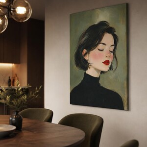 Puede incluir: Una impresi&oacute;n de arte mural rectangular que muestra el retrato de una persona con cabello corto y oscuro, vistiendo un su&eacute;ter de cuello alto negro. El sujeto tiene los ojos cerrados, mejillas sonrosadas y labios rojos sobre un fondo verde oliva.