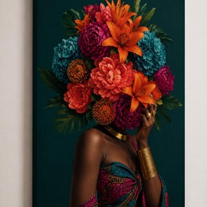 Puede incluir: Un lienzo impreso que muestra a una persona con un gran y vibrante arreglo floral en lugar de cabeza. El ramo incluye lirios naranjas, peon&iacute;as rosas y hortensias azules. La persona viste un top estampado, una gargantilla dorada y brazaletes.