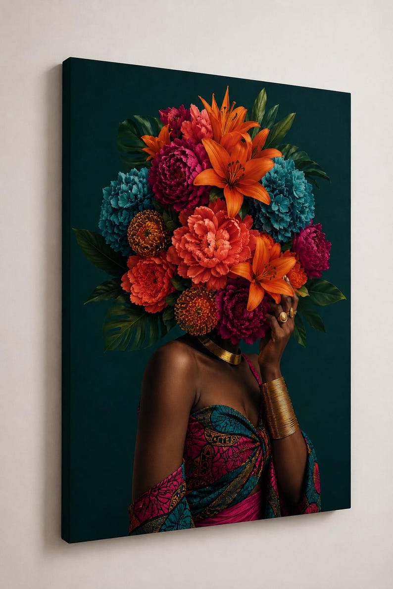 Puede incluir: Un lienzo impreso que muestra a una persona con un gran y vibrante arreglo floral en lugar de cabeza. El ramo incluye lirios naranjas, peon&iacute;as rosas y hortensias azules. La persona viste un top estampado, una gargantilla dorada y brazaletes.