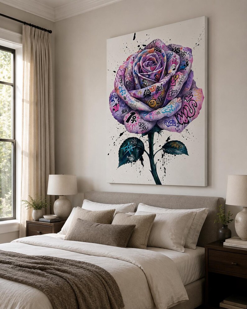 Puede incluir: Un gran cuadro rectangular de lienzo para pared que presenta una ilustraci&oacute;n central de una rosa morada cubierta con etiquetas, s&iacute;mbolos y salpicaduras de pintura al estilo grafiti. La rosa tiene tallo y hojas verde oscuro sobre fondo blanco.