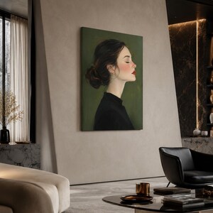 Puede incluir: Una impresi&oacute;n de arte mural rectangular que muestra un retrato de perfil de una persona con cabello oscuro recogido en un mo&ntilde;o, vistiendo una prenda negra. El sujeto tiene los ojos cerrados y labios rojos sobre un fondo verde oliva.