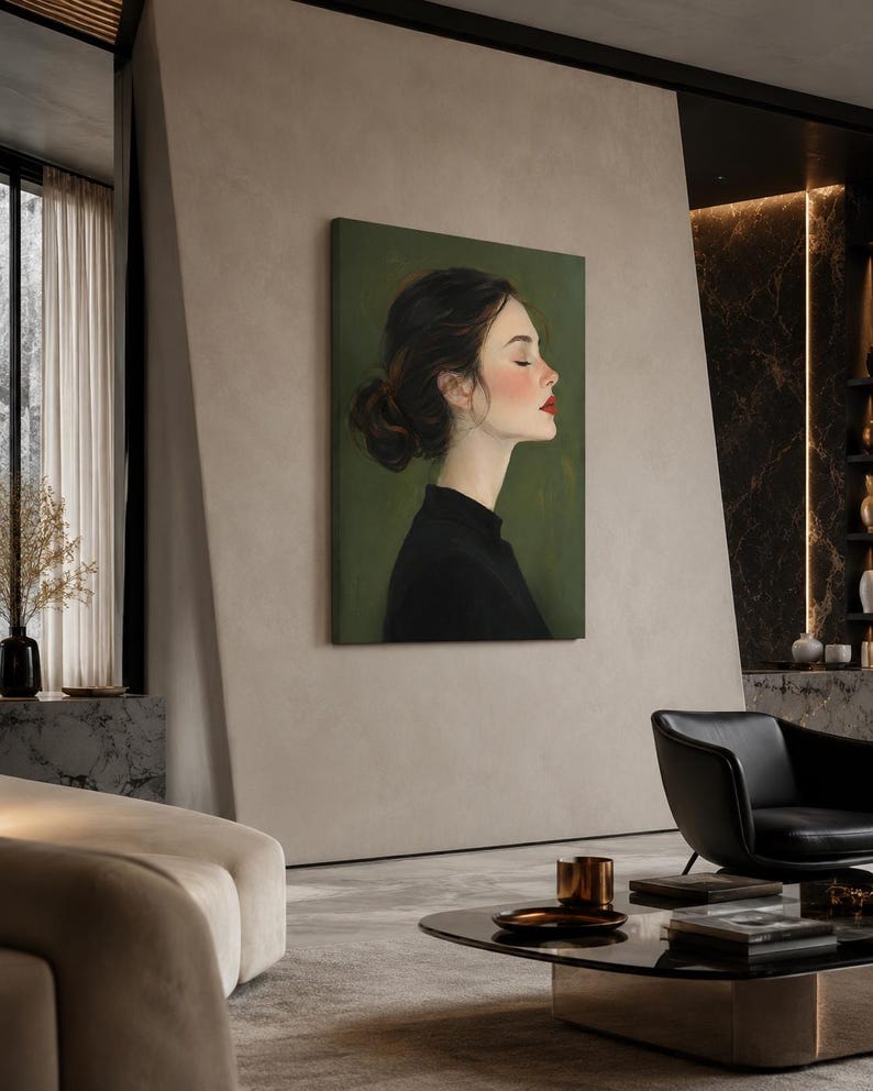 Puede incluir: Una impresi&oacute;n de arte mural rectangular que muestra un retrato de perfil de una persona con cabello oscuro recogido en un mo&ntilde;o, vistiendo una prenda negra. El sujeto tiene los ojos cerrados y labios rojos sobre un fondo verde oliva.
