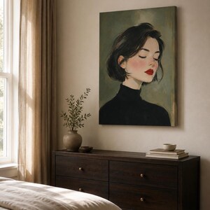 Puede incluir: Un lienzo rectangular con el retrato de una persona de pelo corto y oscuro, vestida con un jersey de cuello alto negro. El sujeto tiene los ojos cerrados, mejillas sonrosadas y labios de color rojo brillante sobre un fondo verde oliva.