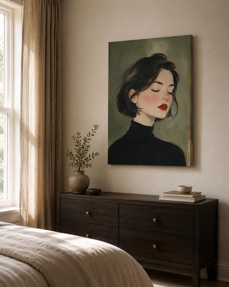 Puede incluir: Un lienzo rectangular con el retrato de una persona de pelo corto y oscuro, vestida con un jersey de cuello alto negro. El sujeto tiene los ojos cerrados, mejillas sonrosadas y labios de color rojo brillante sobre un fondo verde oliva.
