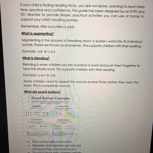 Op de afbeelding: Een geprinte educatieve gids getiteld My Child Knows Their Sounds But Can't Read Words: A Parent Guide. Het document legt fonetische concepten uit, waaronder segmenteren, samenvoegen en klankknoppen met voorbeelden zoals cat en pin.