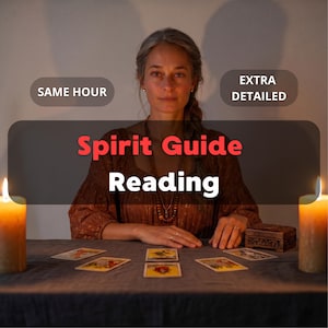 Puede incluir: Una persona con cabello gris viste una camisa marrón de manga larga y un collar de cuentas, sentada ante una mesa con cinco cartas de tarot y una pequeña caja de madera. Dos velas encendidas flanquean la escena. Texto: SAME HOUR, EXTRA DETAILED, Spirit Guide Reading.