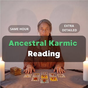 Może przedstawiać: Osoba siedzi za stołem z rozłożonymi kartami tarota, z tekstem SAME HOUR, EXTRA DETAILED oraz Ancestral Karmic Reading. Dwie białe świece stoją po obu stronach stołu, a po lewej stronie znajduje się małe drewniane pudełko.