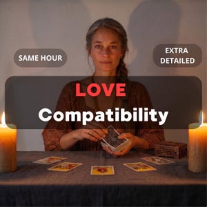 Könnte beinhalten: Eine Person mit langem Haar in einem braunen Oberteil sitzt an einem Tisch mit Tarotkarten und zwei brennenden Kerzen. Der Text lautet: SAME HOUR, EXTRA DETAILED, LOVE Compatibility. Die Person hält ein Kartenspiel mit blau-weißem Muster.