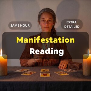 Op de afbeelding: Een tarotkaart-leesservice met de tekst "SAME HOUR", "EXTRA DETAILED" en "Manifestation Reading". De afbeelding toont een persoon die een tarotkaart vasthoudt achter een tafel met vijf uitgestalde kaarten, twee brandende kaarsen en een klein houten doosje.