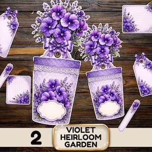 Könnte beinhalten: Eine Sammlung von Papier-Ephemera mit violetten Stiefmütterchen und Lavendelsträußen, darunter rechteckige Anhänger, quadratische Karten und eimerförmige Etiketten mit Spitzenbesatz und leeren Feldern, beschriftet mit Violet Heirloom Garden 2.