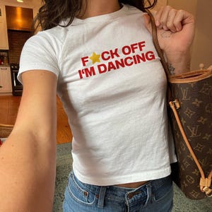 „Verpiss dich, ich tanze!“-Shirt, Lustiges Party-Shirt, Freches Baby-Shirt, Y2K-Grafik-Shirt, Trendiges Damen-Shirt, Festival-Outfit, Club-Top