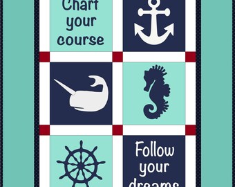Può includere: Un blocco di trapunta a tema nautico con uno schema di colori blu, bianco e rosso. Il blocco presenta una bussola, un'ancora, un cavalluccio marino e un narvalo. Il testo "Chart your course" e "Follow your dreams" è incluso.