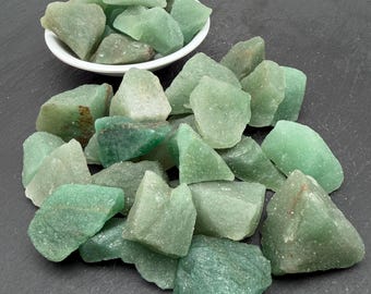 Zielony awenturyn surowy kamień - naturalny okaz minerału, surowy kryształ do kolekcji, kamień szlachetny hurtowo