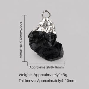 Pu&ograve; includere: Un ciondolo in cristallo nero grezzo con un cappuccio in metallo argentato e un anello circolare. Il ciondolo misura circa 10-20 mm di altezza, 8-16 mm di larghezza, 4-10 mm di spessore e pesa circa 1-3 grammi.
