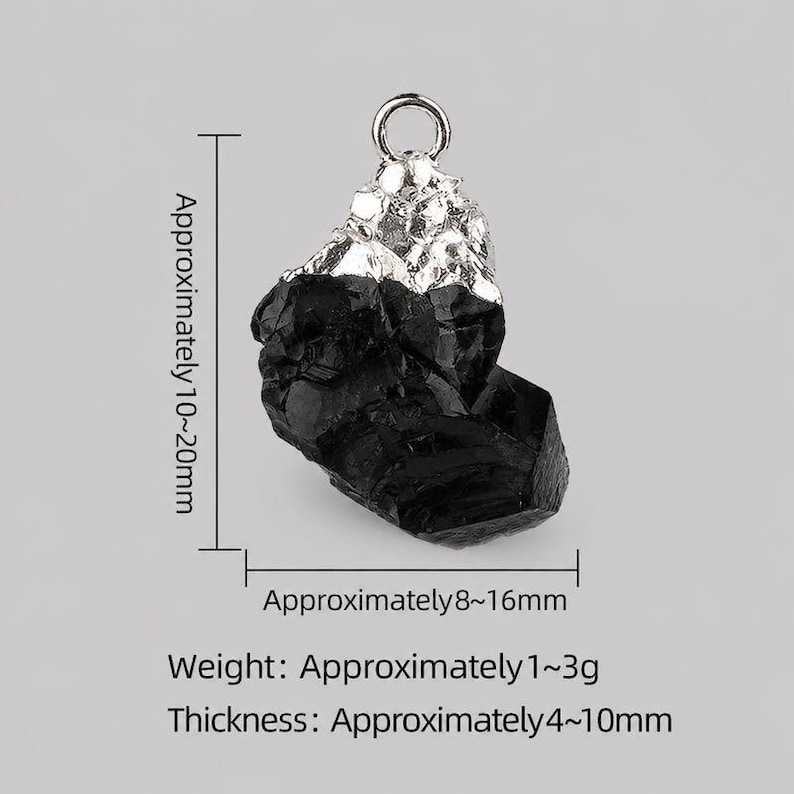 Pu&ograve; includere: Un ciondolo in cristallo nero grezzo con un cappuccio in metallo argentato e un anello circolare. Il ciondolo misura circa 10-20 mm di altezza, 8-16 mm di larghezza, 4-10 mm di spessore e pesa circa 1-3 grammi.