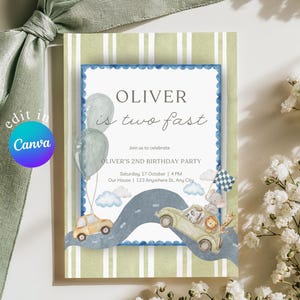 Op de afbeelding: Een rechthoekige verjaardagsuitnodiging met een groen-wit gestreepte achtergrond. Het midden toont een wit paneel met een blauwe geschulpte rand, de tekst OLIVER is two fast en illustraties van auto's, ballonnen en verschillende dieren.