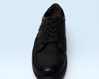 Zapatillas deportivas negras de cuero para hombre, calzado casual hecho a mano, con suela ergonómica de la marca Sole Brothers.