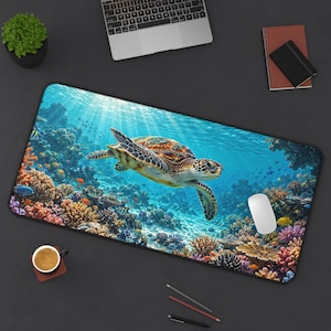 Puede incluir: Una alfombrilla de escritorio rectangular con una vibrante escena submarina que muestra una tortuga marina nadando a través de un arrecife de coral. El diseño incluye formaciones de coral coloridas, peces tropicales y luz solar.