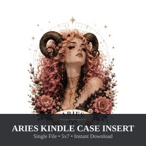 Può includere: Un'illustrazione digitale di una figura con lunghi capelli ricci rosa e corna di ariete scure, adornata con accenti floreali e gioielli dorati. La figura è incorniciata da un motivo a stelle celesti e da un banner con il testo ARIES. L'immagine include il testo ARIES KINDLE CASE INSERT.