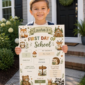 Könnte beinhalten: Ein rechteckiges Schild mit der Aufschrift Laura's First Day of School, verziert mit Waldtieren wie Fuchs, Eule, Reh, Igel, Bär und Waschbär. Das Schild enthält ausfüllbare Felder für Alter, Lehrkraft, Datum, Berufswunsch und Lieblingsdinge.