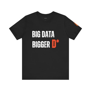 Peut inclure: Un t-shirt noir à manches courtes avec le texte blanc vieilli BIG DATA et BIGGER suivi d'une grande lettre D orange avec un astérisque. Un petit motif orange est visible sur la manche gauche. Le t-shirt possède une encolure ronde.