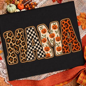 Mamma della stagione spettrale PNG, design a sublimazione a scacchi leopardati con zucca, lettere patchwork autunnali retrò, maglietta accogliente per la mamma in autunno PNG
