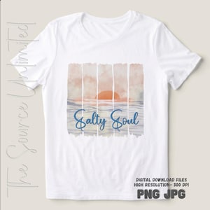 Peut inclure: T-shirt blanc avec un motif de coucher de soleil et l'inscription "Salty Soul" en écriture bleue. Le motif représente un coucher de soleil de style aquarelle sur l'océan. Fichiers de téléchargement numérique.