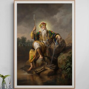 Peut inclure: Une impression d'art encadrée représentant une figure barbue en tenue traditionnelle avec un turban et une auréole, tenant une lance et une épée tout en étant assise sur un crocodile près d'une rive. Tons terreux, ciel nuageux et feuillage.