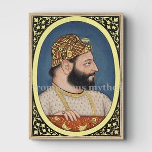 Peut inclure: Un portrait peint d'un individu barbu de profil, portant un turban à motifs et une tunique claire avec des bordures dorées. Le personnage est encadré par une bordure ovale ornée de motifs floraux noirs et jaunes sur un fond bleu.