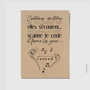 Peut inclure: Une carte rectangulaire couleur kraft avec le texte noir : Certaines émotions NE S'ÉCRIVENT PAS elles s'écoutent... RETOURNE LA CARTE, scanne le code et ferme les yeux... Sous le texte, deux écouteurs, des notes de musique et une barre de lecture.