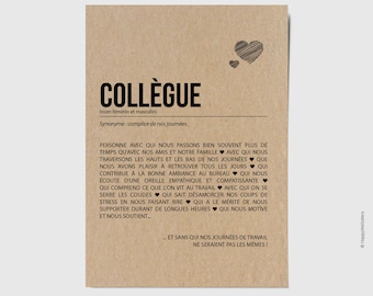Peut inclure: Une carte rectangulaire couleur kraft avec du texte noir présentant une définition de type dictionnaire du mot COLLÈGUE. Le texte inclut un synonyme et un paragraphe descriptif sur les relations de travail, ponctué de petits cœurs noirs.