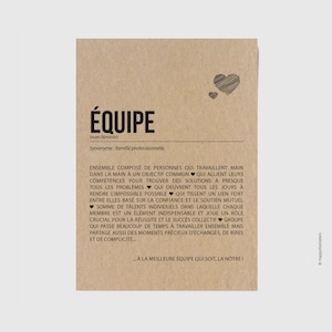 Peut inclure: Une carte rectangulaire couleur kraft avec du texte noir présentant le mot ÉQUIPE, sa définition et des petits cœurs. Le texte décrit un groupe de personnes travaillant ensemble vers des objectifs communs, la solidarité et la réussite.
