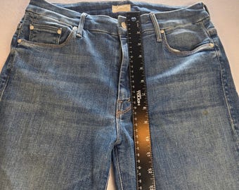 Pantalones vaqueros Mother Brand de mezclilla azul con una pequeña mancha, talla 28.