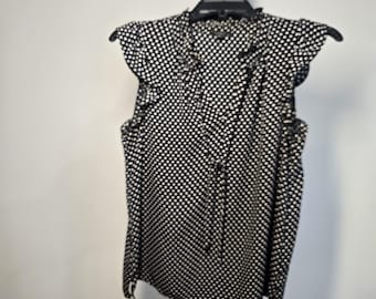 Blusa con volantes y lunares de Ann Taylor