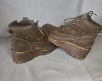 B52 by Bullboxer Wedge Ankle Boots Womens 10 Olive Green Excellent Lug Sole Zip