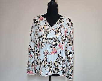 Blusa con estampado floral y bordes deshilachados, talla M