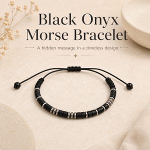 Può includere: Un braccialetto in codice Morse con perline cilindriche nere alternate ad anelli metallici color argento su un cordino nero. Il testo Black Onyx Morse Bracelet A hidden message in a timeless design è stampato sopra.