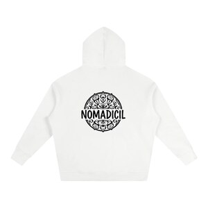 Puede incluir: Una sudadera blanca de manga larga con capucha que presenta un gráfico circular negro en la parte posterior. El diseño consiste en intrincados patrones florales y de hojas que rodean el texto NOMADICIL impreso en una fuente negra, negrita y sin remates.