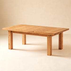 Könnte beinhalten: Ein rechteckiger Esstisch aus hellbraunem Holz mit sichtbarer Maserung. Der Tisch verfügt über eine flache Tischplatte, die aus mehreren zusammengefügten Planken besteht, und wird von vier stabilen, geraden Holzbeinen mit quadratischem Profil getragen.