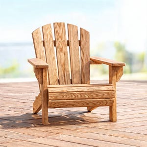 Puede incluir: Una silla Adirondack de madera de color marrón claro con un respaldo curvo de cinco listones verticales, apoyabrazos anchos y planos, y un asiento inclinado. La silla muestra un patrón de veta de madera natural en toda su estructura.