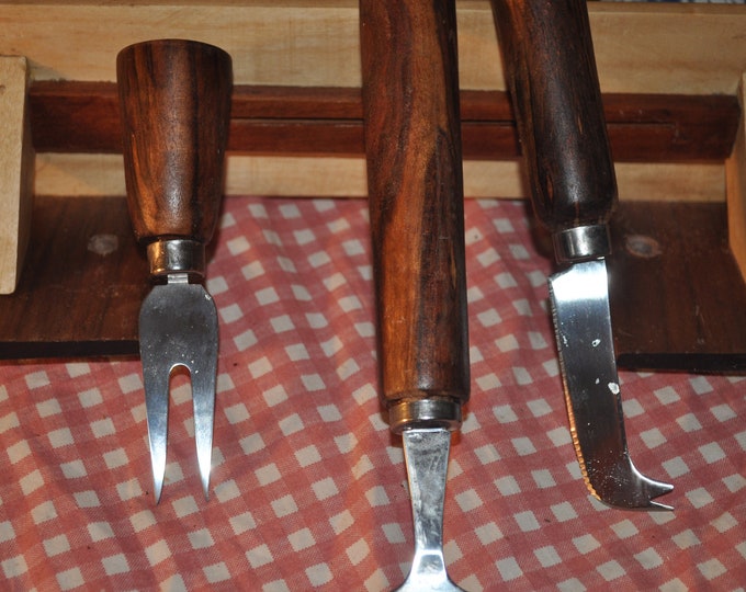 3 piece cheese cutters servings Caribbean Rosewood free stand