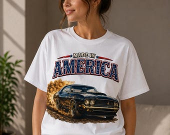Maglietta "Made in America" con grafica di un'auto sportiva americana d'epoca, maglietta classica per appassionati di auto statunitensi, regalo patriottico per gli amanti delle auto.