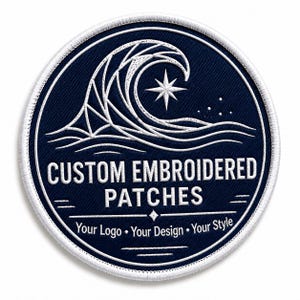 Peut inclure: Un écusson brodé circulaire bleu marine avec une bordure blanche cousue. Le motif présente une vague en lignes blanches et une étoile. Le texte indique : CUSTOM EMBROIDERED PATCHES, Your Logo, Your Design, Your Style. Broderie texturée.
