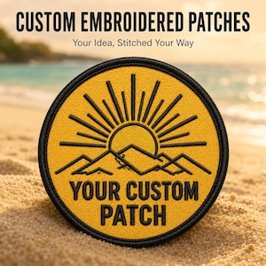 Peut inclure: Un écusson brodé circulaire avec un fond jaune et une bordure noire. Le motif représente un soleil noir se levant au-dessus de sommets montagneux avec le texte "YOUR CUSTOM PATCH" brodé en noir en bas. Le texte supérieur indique "CUSTOM EMBROIDERED PATCHES" et "Your Idea, Stitched Your Way."