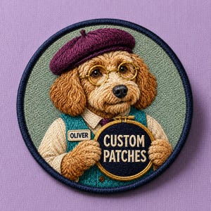 Op de afbeelding: Een ronde geborduurde patch met een bruine hond met krullend haar, een paarse baret en een goudkleurige bril. De hond draagt een blauwgroen vest over een licht overhemd met een naamplaatje OLIVER en houdt een borduurring vast met CUSTOM PATCHES.