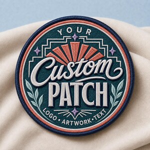 Pode incluir: Um emblema bordado circular com fundo verde-azulado escuro, apresentando o texto branco "YOUR CUSTOM PATCH" e "LOGO ARTWORK TEXT". O design inclui raios de sol cor de coral, pequenas estrelas roxas e folhas verde-claras, com uma borda azul-escura.
