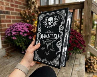 Edición especial de la novela completa Manacled – Libro de tapa dura con bordes rociados