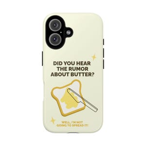 Può includere: Una cover per telefono color crema con il disegno di una fetta di pane tostato imburrata e un coltello. Il testo recita: DID YOU HEAR THE RUMOR ABOUT BUTTER? WELL, I'M NOT GOING TO SPREAD IT! Due piccole stelle gialle sono vicino al testo.