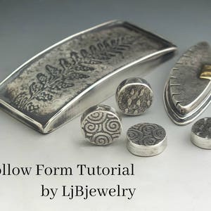 以下が含まれることがあります： LjBjewelryによる銀の空洞形チュートリアル。チュートリアルには、シダ模様の銀の四角形、テクスチャ模様の銀の楕円形、異なるテクスチャ模様の銀の円形が3つ含まれています。